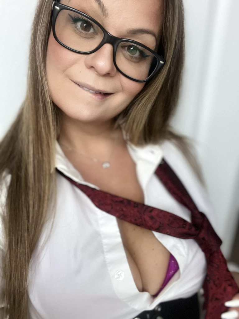 The Xbox Girlfriend - Dommy Mommy Dominates Sub Games with Supporters!
